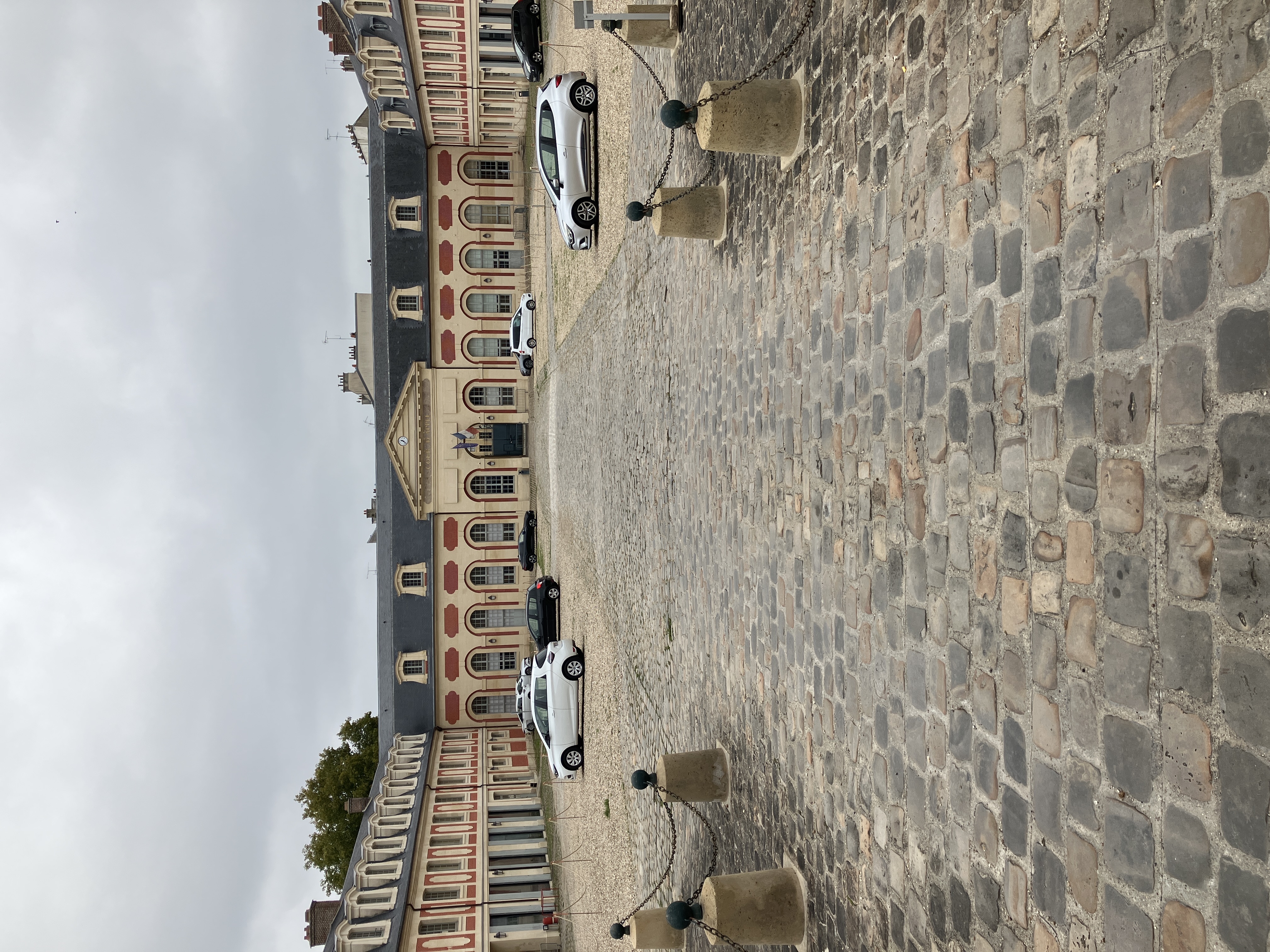 Ecuries du Roi, puis de la Reine (anciennes)